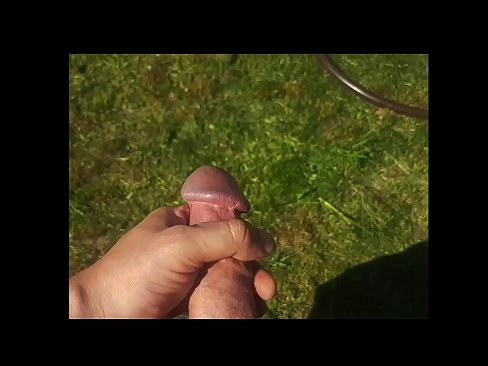 ❤️ Keçika germ di bexçeyek havînê de pisîka xwe ya pembe diqelişe û bi şuştinê dixe. ❤️❌ Porno li porno ku.pornohdmega.ru ☑